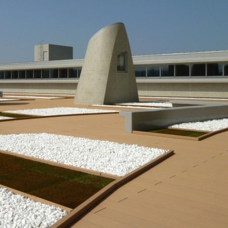 Institutionelle Einrichtungen_Dachanlage, Balk., Laufgang_Krankenhaus, Arztpraxis