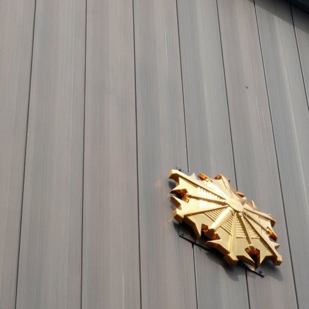 Institutionelle Einrichtungen_Fassadenverkleidung - vertikal_Polizei, Feuerwehrmann