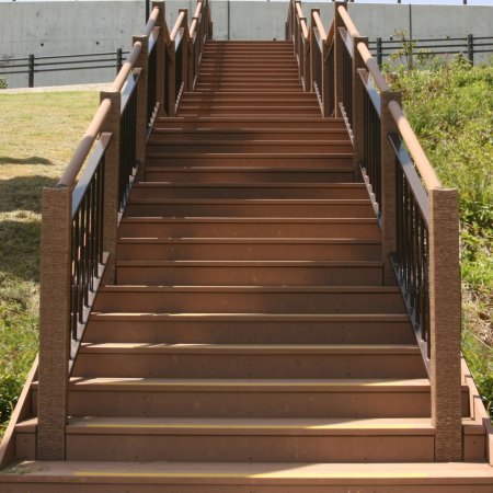 Institutionelle Einrichtungen_Treppen, Stufen & Tribünen_Gebogene Profilen