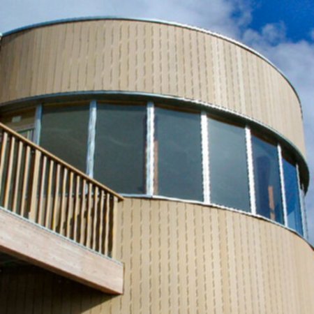 Institutionelle Einrichtungen_Fassadenverkleidung - vertikal_Gebogene Profilen