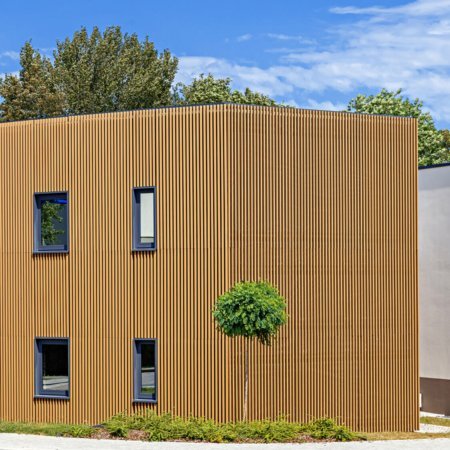 Institutionelle Einrichtungen_Offene Fassadenverkleidung - verti._Gebogene Profilen