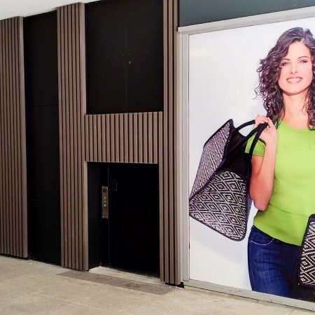 Kaufmännische Gebäude_Offene Fassadenverkleidung - verti._Einkaufszentrum