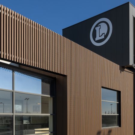 Kaufmännische Gebäude_Offene Fassadenverkleidung - verti._Einkaufszentrum